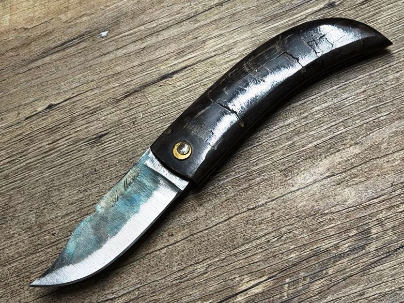 Cornicciolu , korsisches Hirtenmesser,  Griff Widderhorn, roh belassene Karbonklinge, Alexandre Musso, Messer Nr. 1