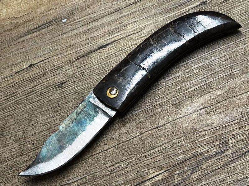Cornicciolu , korsisches Hirtenmesser,  Griff Widderhorn, roh belassene Karbonklinge, Alexandre Musso, Messer Nr. 1