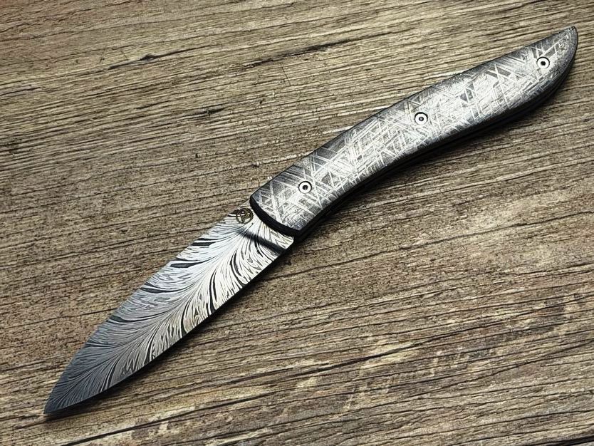 Couteau Névé von Tim Bernard, Griff Muonionalusta Meteorit, Klinge 300 Lagen Flammendamast, Dupon-Edelstahlschrauben mit Saphiren (Echtsteine), Etui Couteau Névé von Tim Bernard, Griff Muonionalusta Meteorit, Klinge 300 Lagen Flammendamast, Dupon-Edelstahlschrauben mit Saphiren (Echtsteine), Etui