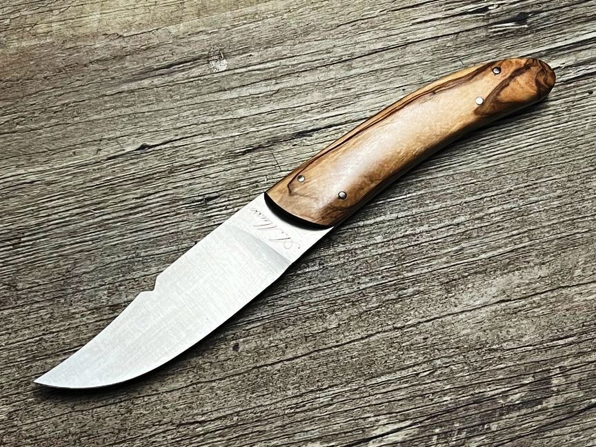 Jagdmesser Corse Chasse, Griff Olivenholzwurzel,  mit Gürtellederholster aus Bullen-Kernleder gepunzt, Alexandre Musso