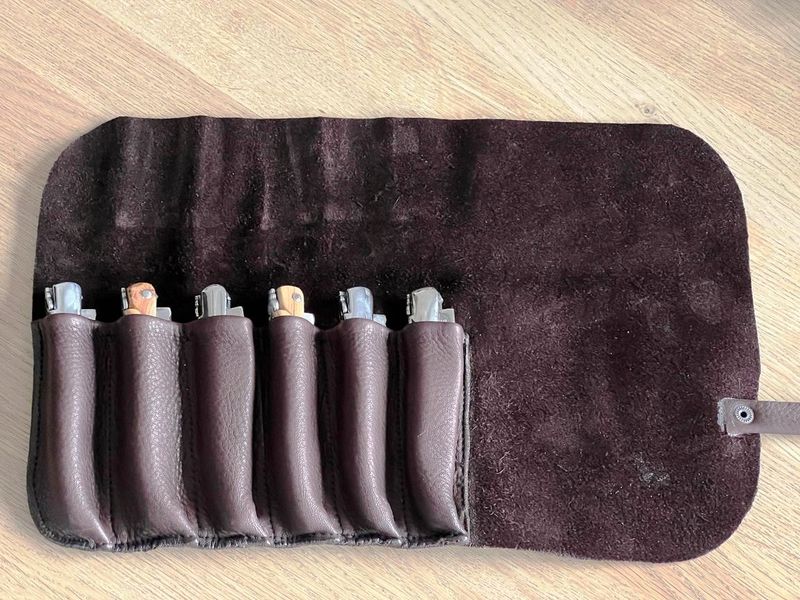 Weiche Messerrolle, Messertasche aus edlem Rindsleder, Farbe braun für 6 Laguiole Taschenmesser oder schlanke Taschenmesser bis 14 cm Weiche Messerrolle, Messertasche aus edlem Rindsleder, Farbe braun für 6 Laguiole Taschenmesser oder schlanke Taschenmesser bis 14 cm