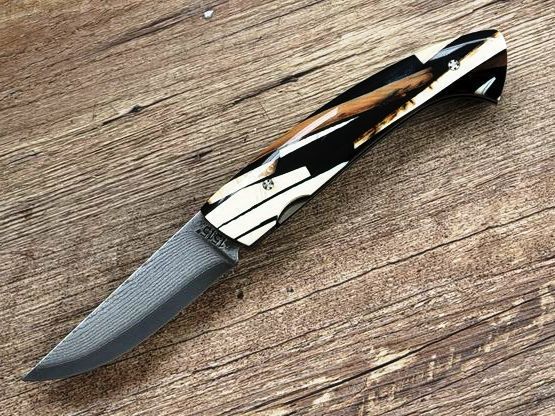 Französisches Taschenmesser Manu Laplace 1515 , Modell Afrika, Griff Mammutelfenbein, Klinge japanischer Damast Suminagashi VG 10 Französisches Taschenmesser Manu Laplace 1515 , Modell Afrika, Griff Mammutelfenbein, Klinge japanischer Damast Suminagashi VG 10