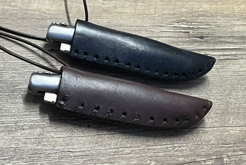 Innovatives Stecketui aus Bullen-Kernleder, glatt, für traditionelle 11 und 12 cm Laguiole Taschenmesser mit und ohne Doppelplatine in der Farbe schwarz oder braun. Innovatives Stecketui aus Bullen-Kernleder, glatt, für traditionelle 11 und 12 cm Laguiole Taschenmesser mit und ohne Doppelplatine in der Farbe schwarz oder braun.
