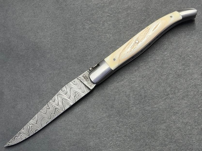 Laguiole en Aubrac 12 cm, Doppelplatine, Klinge Leiterdamast, Griff Elfenbein vom Narwalzahn, Etui, Messer Nr. 1 Laguiole en Aubrac 12 cm, Doppelplatine, Klinge Leiterdamast, Griff Elfenbein vom Narwalzahn, Etui, Messer Nr. 1