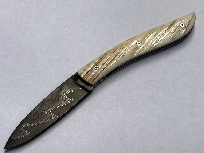 Couteau Névé von Tim Bernard, Griff Elfenbein vom Narwalzahn mit Saphirschrauben, Klinge 200 Lagen Damast aus der Baker Forge (USA), Ressort Torsade, Etui Haifischleder