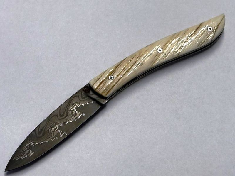 Couteau Névé von Tim Bernard, Griff Elfenbein vom Narwalzahn mit Saphirschrauben, Klinge 200 Lagen Damast aus der Baker Forge (USA), Ressort Torsade, Etui Haifischleder