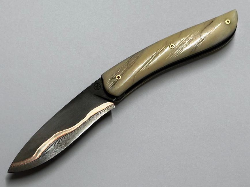 Couteau Névé von Tim Bernard, Griff Elfenbein vom Narwalzahn mit 24 Karat Rubinschrauben, Klinge 200 Lagen Damast aus der Baker Forge (USA) Messer Nr. 2