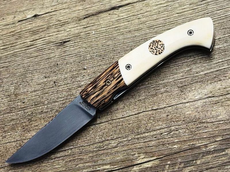 Französisches Taschenmesser Manu Laplace 1515 , Modell  Zulu Petit,  Griff Büffelknochen, Mitres und Einlage aus Palmenholz,  Klinge 14 C 28 geätzt