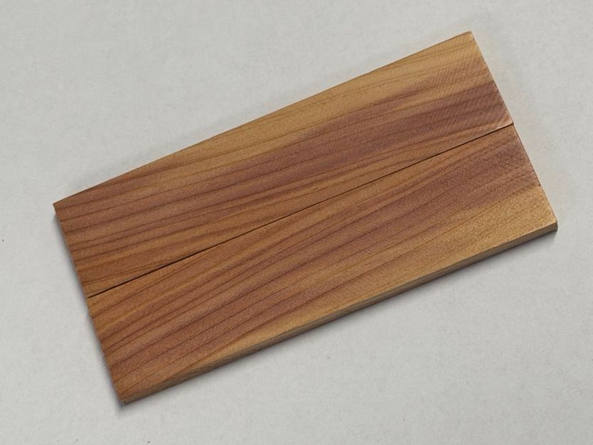 Griffschalen Virginischer Wacholder für alle hier angebotenen Messerbausätze Griffschalen Virginischer Wacholder für alle hier angebotenen Messerbausätze