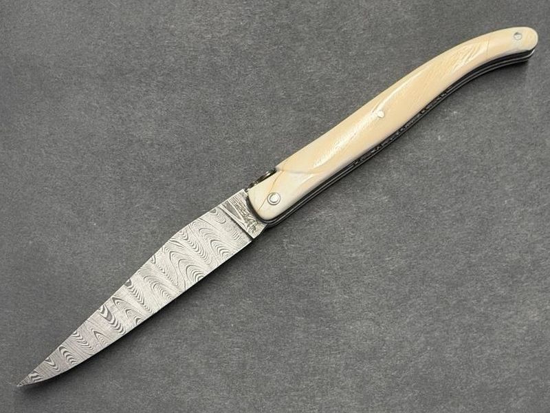 Laguiole en Aubrac 12 cm, Voller Griff,  Doppelplatine, Klinge Leiterdamast, Griff Elfenbein vom Narwalzahn, Etui, Messer Nr. 1