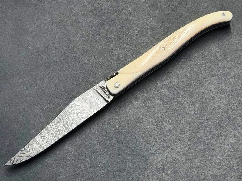 Laguiole en Aubrac 12 cm, Voller Griff,  Doppelplatine, Klinge Leiterdamast, Griff Elfenbein vom Narwalzahn, Etui, Messer Nr. 2