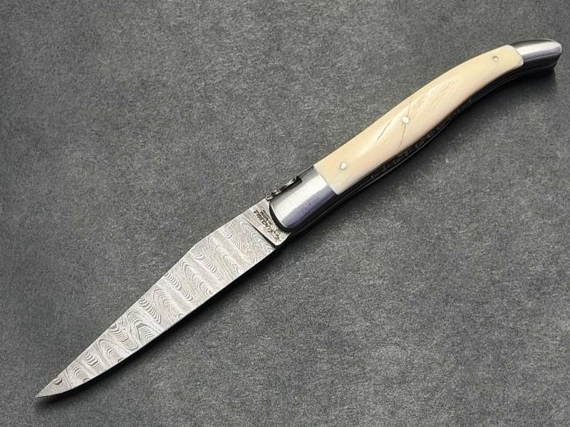 Laguiole en Aubrac 12 cm, Doppelplatine, Klinge Leiterdamast, Griff Elfenbein vom Narwalzahn, Etui, Messer Nr. 2