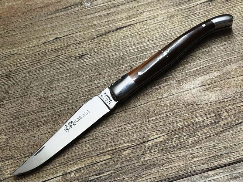 Laguiole, Serie Luxe mit Doppelplatine 12 cm, Griff geflammte Hornspitze dunkel, Klinge Hochglanz, Etui, Schmiede ARTO