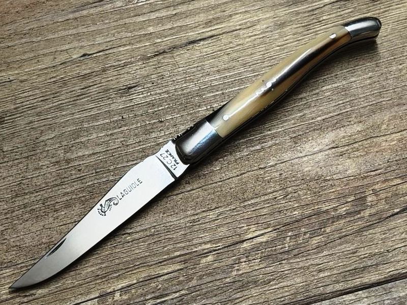 Laguiole, Serie Luxe mit Doppelplatine 12 cm, Griff geflammte Hornspitze, Klinge Hochglanz, Etui, Schmiede ARTO