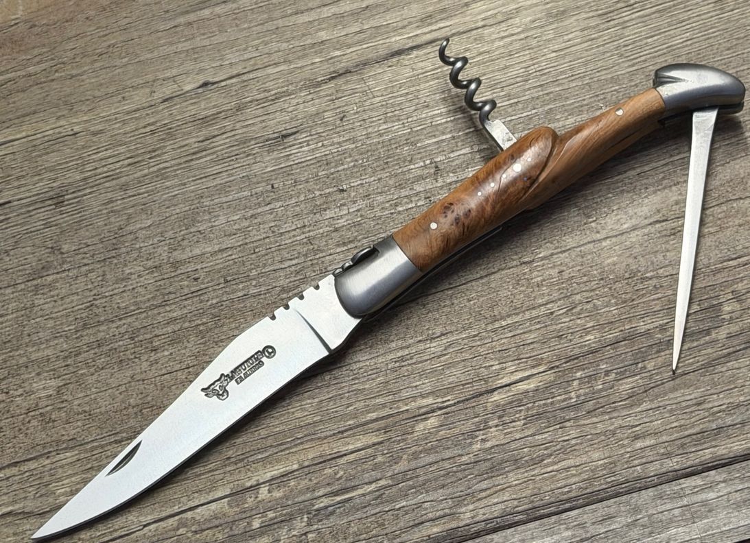Laguiole en Aubrac 12 cm, geschmiedete Biene, Griff Wacholder, Korkenzieher und Ahle, Messer Nr. 3 Laguiole en Aubrac 12 cm, geschmiedete Biene, Griff Wacholder, Korkenzieher und Ahle, Messer Nr. 3