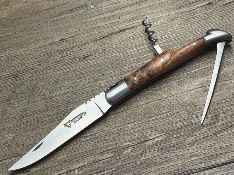 Laguiole en Aubrac 12 cm, geschmiedete Biene, Griff  Wacholder, Korkenzieher und Ahle, Messer Nr. 2