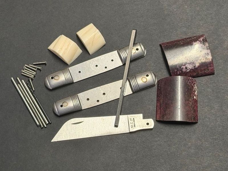 Messerbausatz Tonneau mit Griffbeschalung Narwal, und fossilem Walrossknochen rot, Original Kit aus Thiers, Frankreich, geschmiedete Feder, Klinge 12 C 27 matt, Liseres Messerbausatz Tonneau mit Griffbeschalung Narwal, und fossilem Walrossknochen rot, Original Kit aus Thiers, Frankreich, geschmiedete Feder, Klinge 12 C 27 matt, Liseres