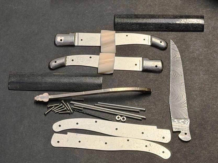 Laguiole Messerbausatz, Original Kit aus Thiers, Frankreich, geschmiedete Feder und Biene matt, Klinge Damaststahl, Doppelplatine, Griff Elfenbein vom Narwal und fossiler Walrossknochen grau, Liseres Laguiole Messerbausatz, Original Kit aus Thiers, Frankreich, geschmiedete Feder und Biene matt, Klinge Damaststahl, Doppelplatine, Griff Elfenbein vom Narwal und fossiler Walrossknochen grau, Liseres