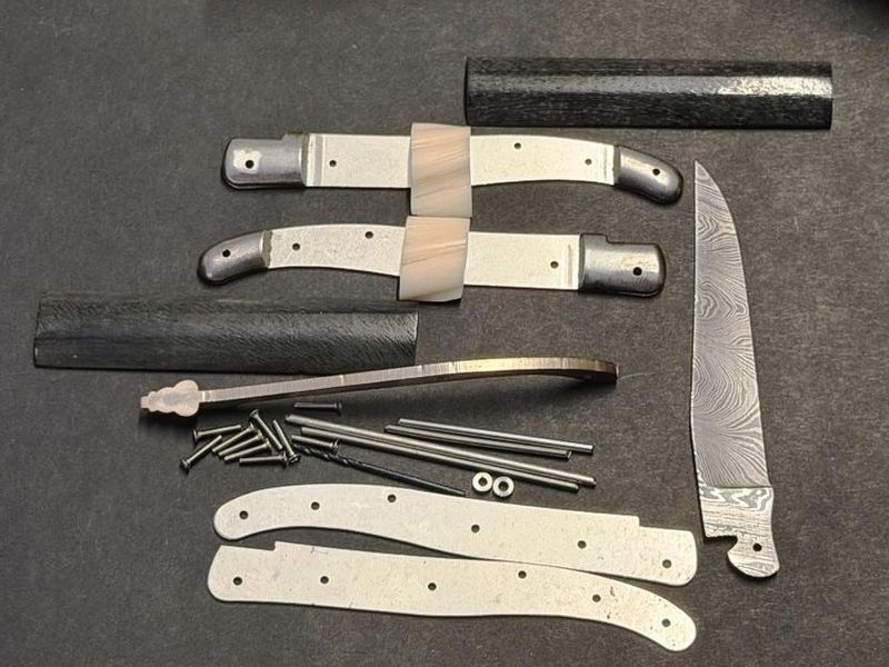 Laguiole Messerbausatz, Original Kit aus Thiers, Frankreich, geschmiedete Feder und Biene matt, Klinge Damaststahl, Doppelplatine, Griff Elfenbein vom Narwal und fossiler Walrossknochen grau, Liseres Laguiole Messerbausatz, Original Kit aus Thiers, Frankreich, geschmiedete Feder und Biene matt, Klinge Damaststahl, Doppelplatine, Griff Elfenbein vom Narwal und fossiler Walrossknochen grau, Liseres