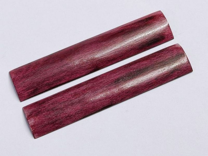 Griffschalen Kamelknochen bordeauxfarben poliert für alle hier angebotenen Messerbausätze Nr. 2 Griffschalen Kamelknochen bordeauxfarben poliert für alle hier angebotenen Messerbausätze Nr. 2