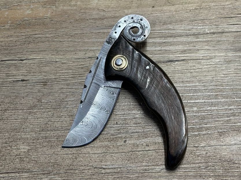 Piemontais Corse, mit gedrehter Lentille,  historisches Hirtenmesser Griff Widderhorn,  Klinge Damaststahl,  Coutellerie du Bastion, Le Berger