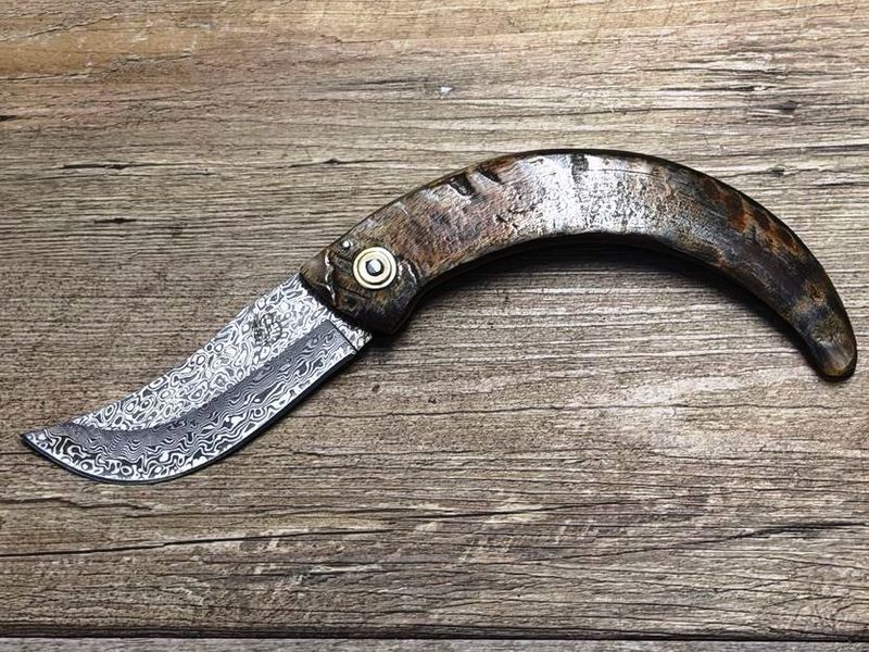 Großes imposantes Cornicciolu, korsisches Hirtenmesser Griff Widderhorn,  Klinge Damaststahl,  Coutellerie du Bastion, Le Berger