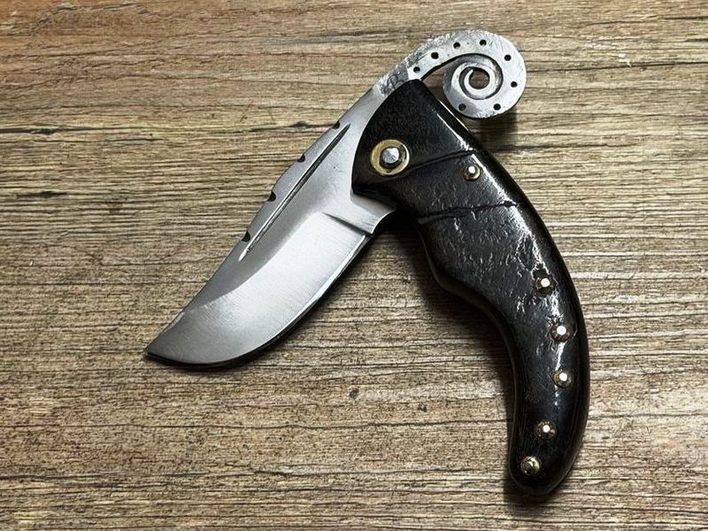 Piemontais Corse, mit gedrehter Lentille,  historisches Hirtenmesser Griff Widderhorn mit Rosenholzeinlage,  Klinge Edelstahl,  Coutellerie du Bastion, Le Berger, Messer Nr. 1