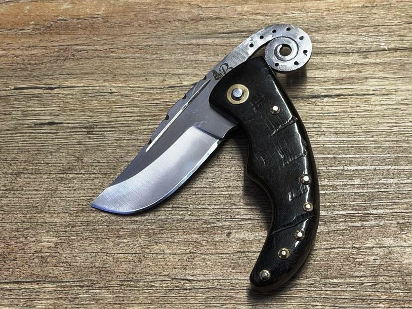 Piemontais Corse, mit gedrehter Lentille,  historisches Hirtenmesser Griff Widderhorn mit Rosenholzeinlage,  Klinge Edelstahl,  Coutellerie du Bastion, Le Berger, Messer Nr. 2