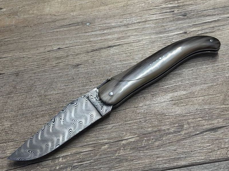 Laguiole en Aubrac , schweres Jagdmesser 14 cm, geflammte Hornspitze, Klinge 320 Lagen Balbach-Damast, Gürtellederholster