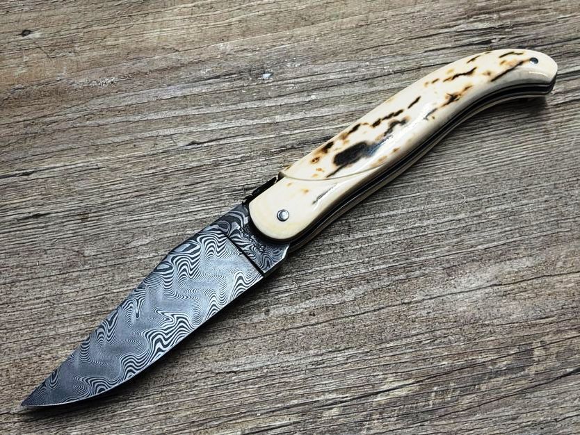 Absolutes Einzelstück/Unikat, Laguiole en Aubrac, schweres Jagdmesser 14 cm,  Mammutelfenbein, Klinge 320 Lagen Balbach-Damast, Biene und Ressort aufwändig ziseliert, Gürtellederholster