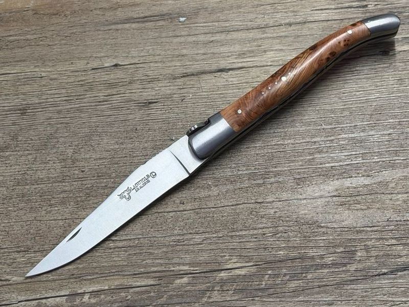 Pilgermesser Laguiole en Aubrac 12 cm  mit Doppelplatine und  Jakobsmuschel, Griff Wacholder, Messer Nr. 2