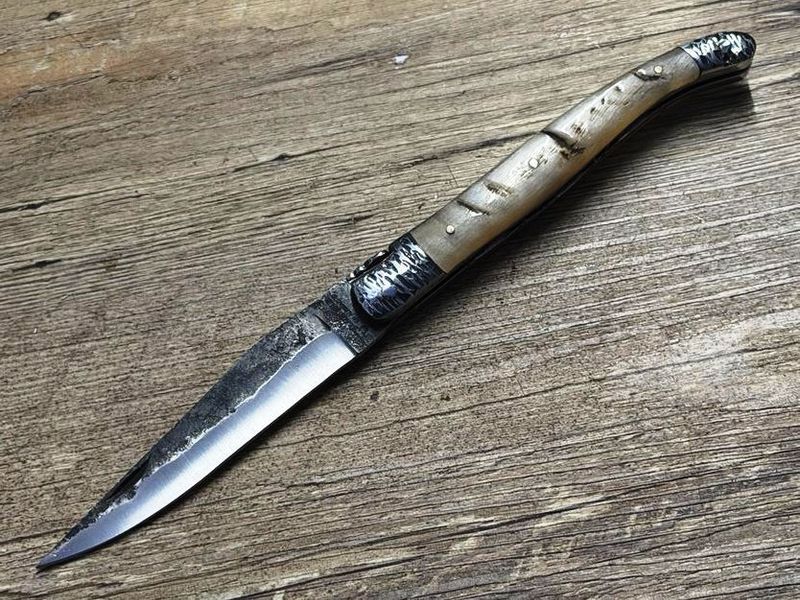 Ausstellungsstück, Laguiole en Aubrac 12 cm, geschmiedete Biene, Doppelplatine, gehämmerte Mitres, Klinge roh geschmiedet, Griff Widderhorn, Etui