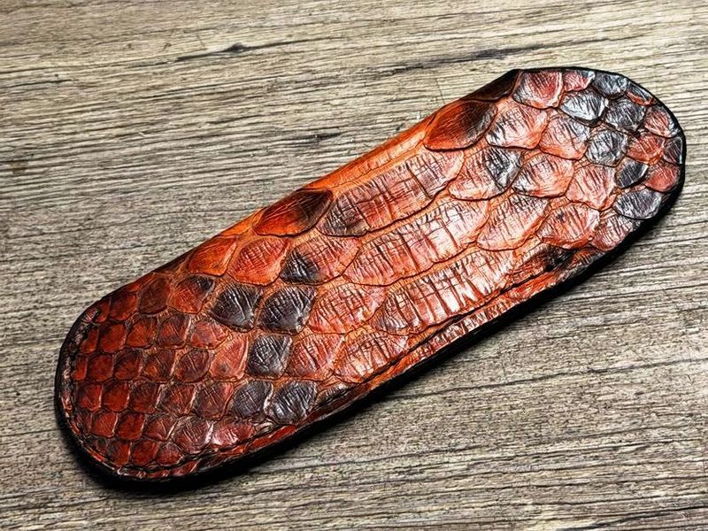 Edles und sehr weiches Steck-Etui aus Schlangenleder (Echtleder), einzigartige Zeichnung für Laguiole Taschenmesser bis 12 cm