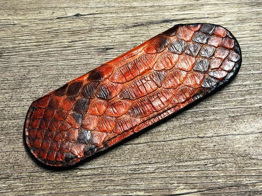 Edles und sehr weiches Steck-Etui aus Schlangenleder (Echtleder), einzigartige Zeichnung für Laguiole Taschenmesser bis 12 cm Edles und sehr weiches Steck-Etui aus Schlangenleder (Echtleder), einzigartige Zeichnung für Laguiole Taschenmesser bis 12 cm