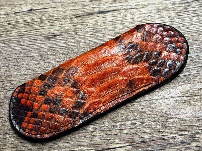 Edles und sehr weiches Steck-Etui aus Schlangenleder (Echtleder), einzigartige Zeichnung für Laguiole Taschenmesser bis 12 cm