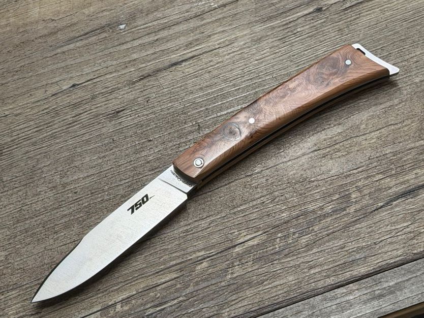 Bikermesser  750 von Goyon-Chazeau.  Design Vincent Soucille und Robert Beillonnet, Griff Wacholder, Etui, Messer Nr. 1