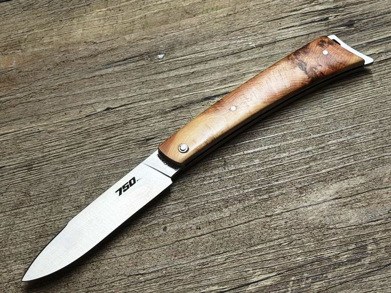 Bikermesser  750 von Goyon-Chazeau.  Design Vincent Soucille und Robert Beillonnet, Griff Wacholder, Etui, Messer Nr. 2