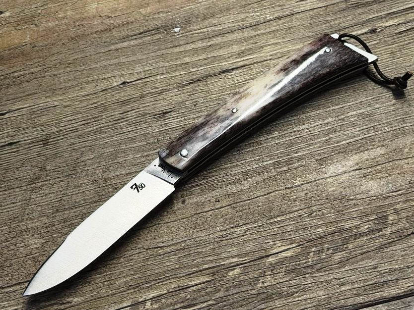 Bikermesser  750 (le Yous) von Goyon-Chazeau.  Design Vincent Soucille und Robert Beillonnet, Griff Kamelknochen, Etui aus Schlangenleder