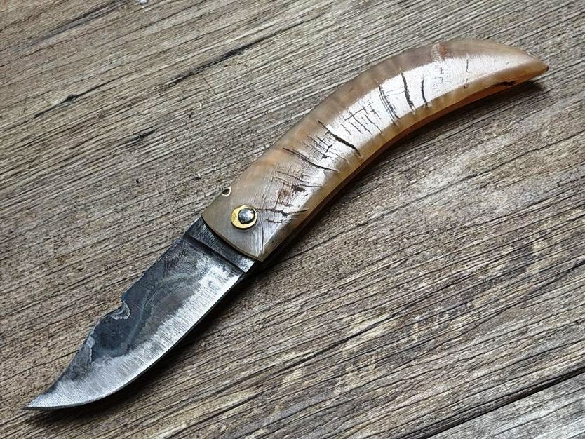 Cornicciolu , korsisches Hirtenmesser,  Griff Widderhorn, roh belassene Karbonklinge, Alexandre Musso, Messer Nr. 4