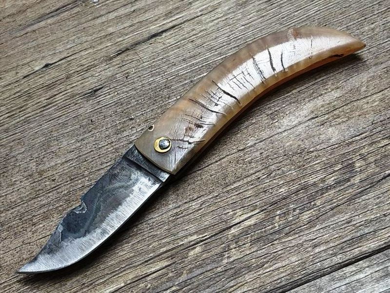 Cornicciolu , korsisches Hirtenmesser,  Griff Widderhorn, roh belassene Karbonklinge, Alexandre Musso, Messer Nr. 4