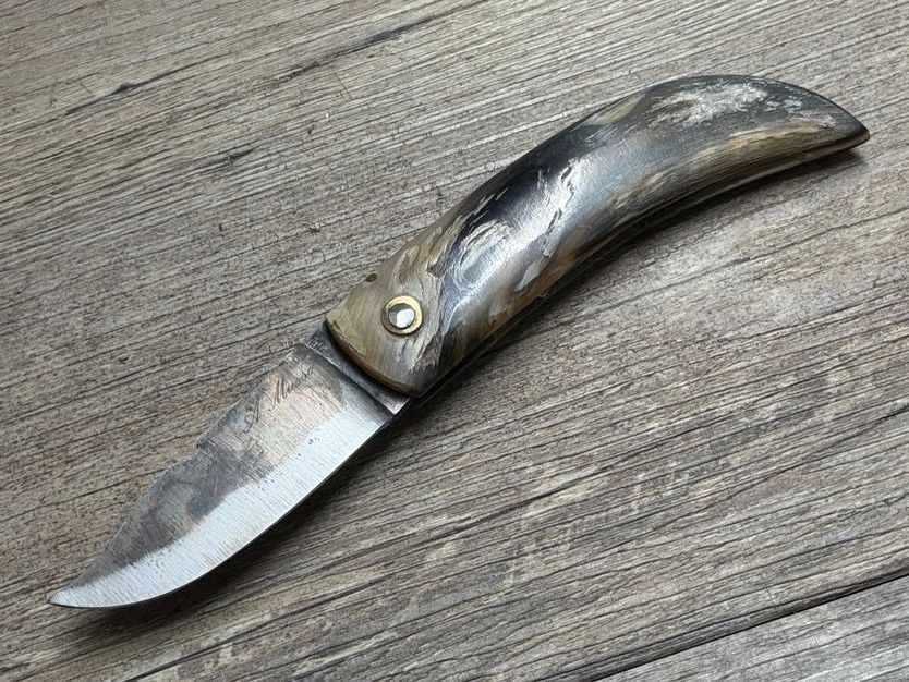 Cornicciolu , korsisches Hirtenmesser,  Griff Widderhorn, roh belassene Karbonklinge, Alexandre Musso, Messer Nr. 2