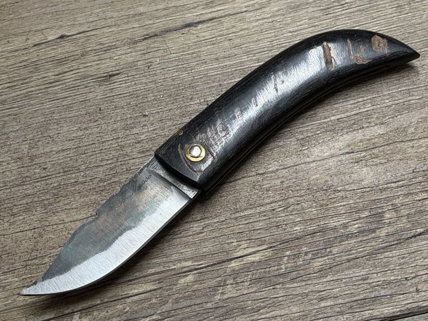 Cornicciolu , korsisches Hirtenmesser,  Griff Widderhorn, roh belassene Karbonklinge, Alexandre Musso, Messer Nr. 3