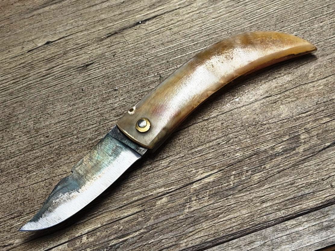 Cornicciolu , korsisches Hirtenmesser,  Griff Widderhorn, roh belassene Karbonklinge, Alexandre Musso, Messer Nr. 6