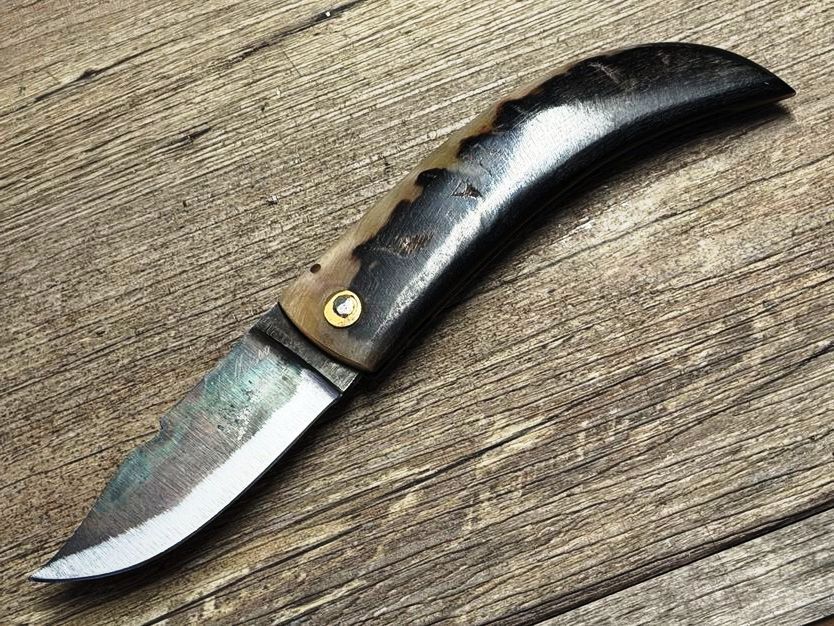 Cornicciolu , korsisches Hirtenmesser,  Griff Widderhorn, roh belassene Karbonklinge, Alexandre Musso, Messer Nr. 5