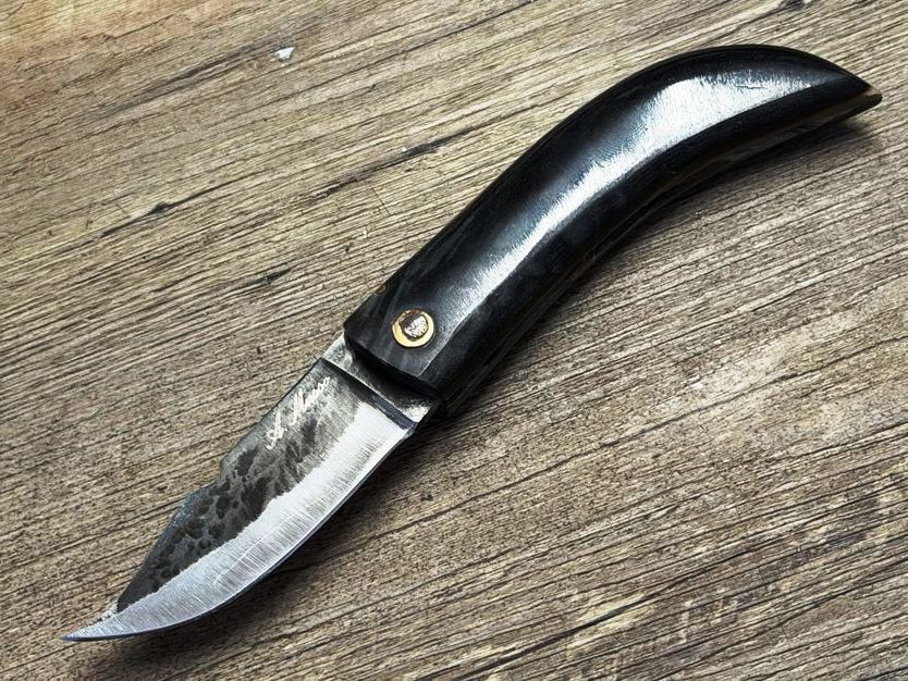 Cornicciolu , korsisches Hirtenmesser,  Griff Widderhorn, roh belassene Karbonklinge, Alexandre Musso, Messer Nr. 8