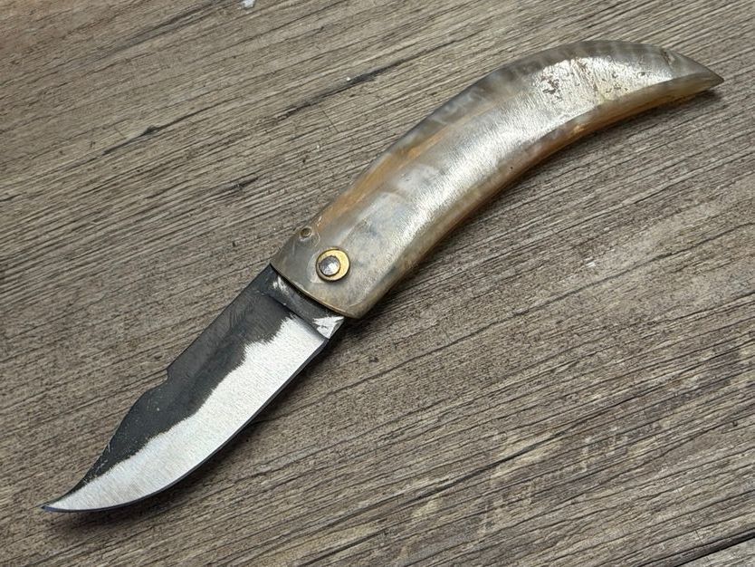 Cornicciolu , korsisches Hirtenmesser,  Griff Widderhorn, roh belassene Karbonklinge, Alexandre Musso, Messer Nr. 9