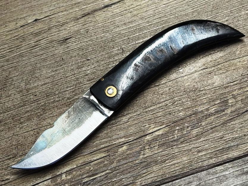 Cornicciolu , korsisches Hirtenmesser,  Griff Widderhorn, roh belassene Karbonklinge, Alexandre Musso, Messer Nr. 7