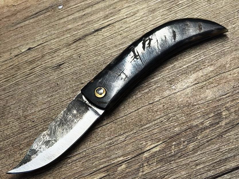 Cornicciolu , korsisches Hirtenmesser,  Griff Widderhorn, roh belassene Karbonklinge, Alexandre Musso, Messer Nr. 10