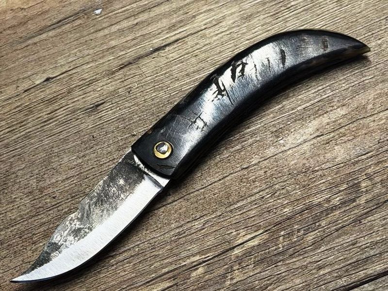 Cornicciolu , korsisches Hirtenmesser,  Griff Widderhorn, roh belassene Karbonklinge, Alexandre Musso, Messer Nr. 10