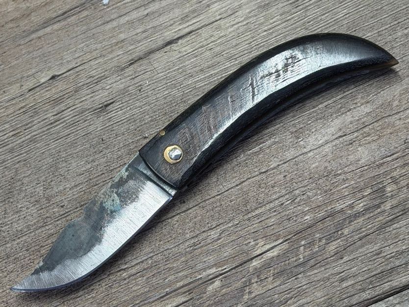 Cornicciolu , korsisches Hirtenmesser,  Griff Widderhorn, roh belassene Karbonklinge, Alexandre Musso, Messer Nr. 11